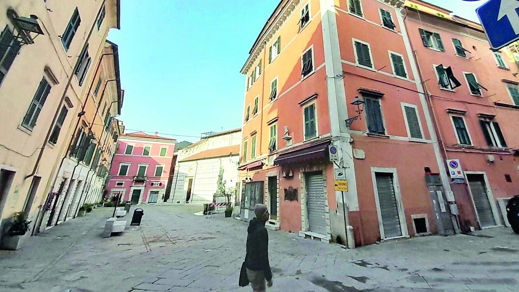 Piazza del Duomo: abbassate dal 30 dicembre anche le serrande del bar