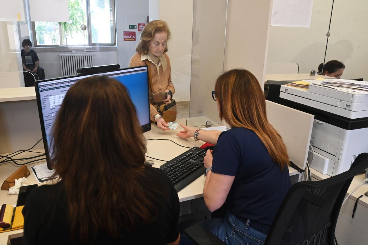 L’alternativa gratuita allo Spid a pagamento, la carta d’identità elettronica: ecco come si usa per accedere ai portali