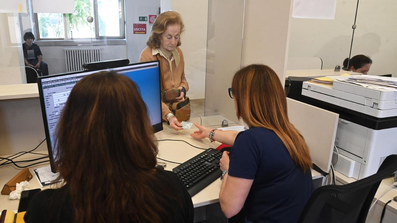 L’alternativa gratuita allo Spid a pagamento, la carta d’identità elettronica: ecco come si usa per accedere ai portali