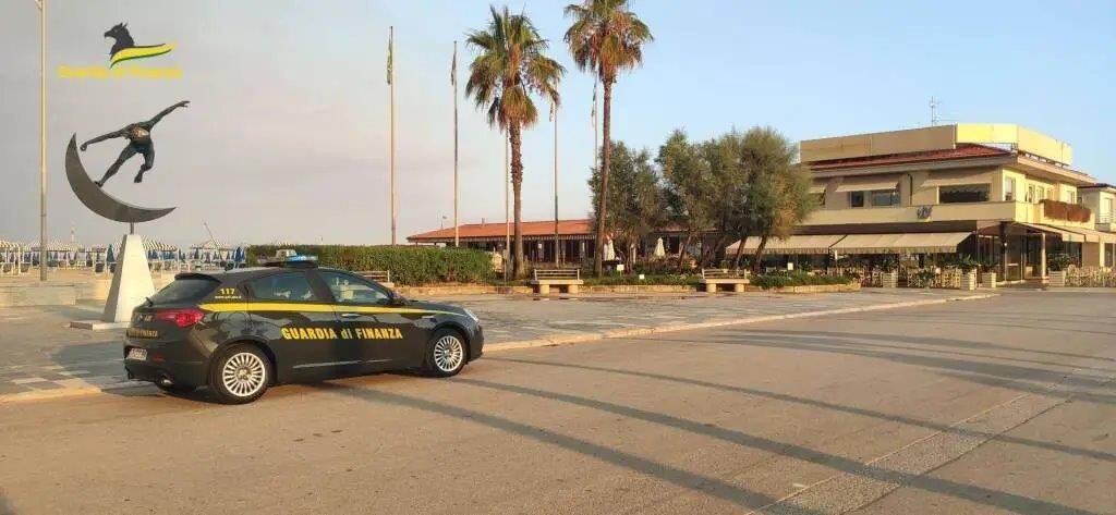 Sui social pubblicizzava le serate in Versilia, ma il dj era sconosciuto al fisco: «Oltre 250 eventi, incassi per 220mila euro»