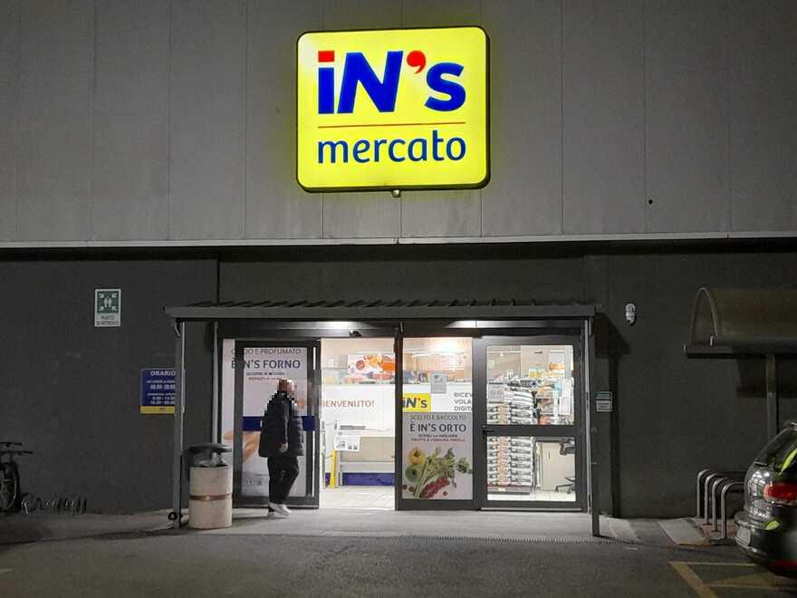 Carrara, rapina con la pistola in un supermercato: «Dammi tutto quello che hai»