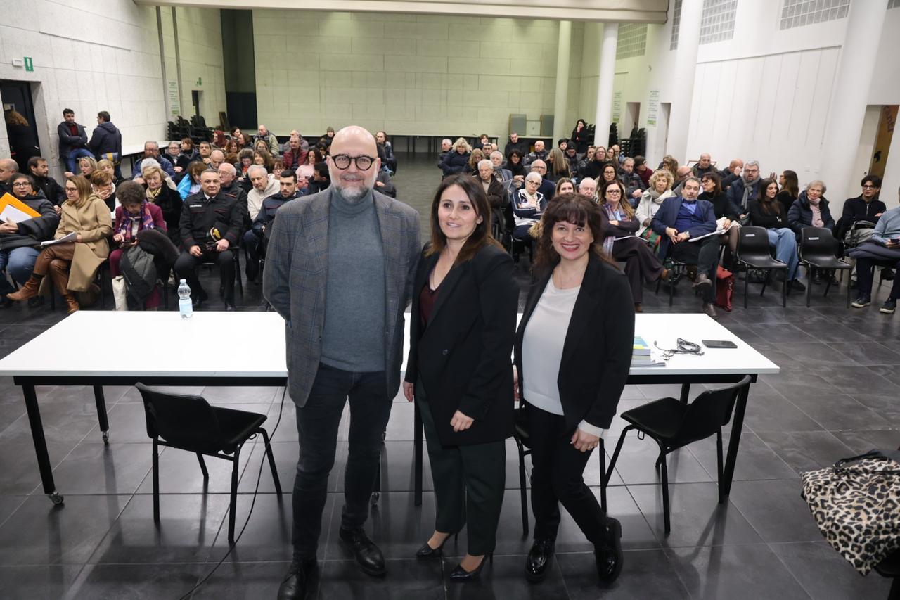 
	L'assemblea pubblica con il sindaco

