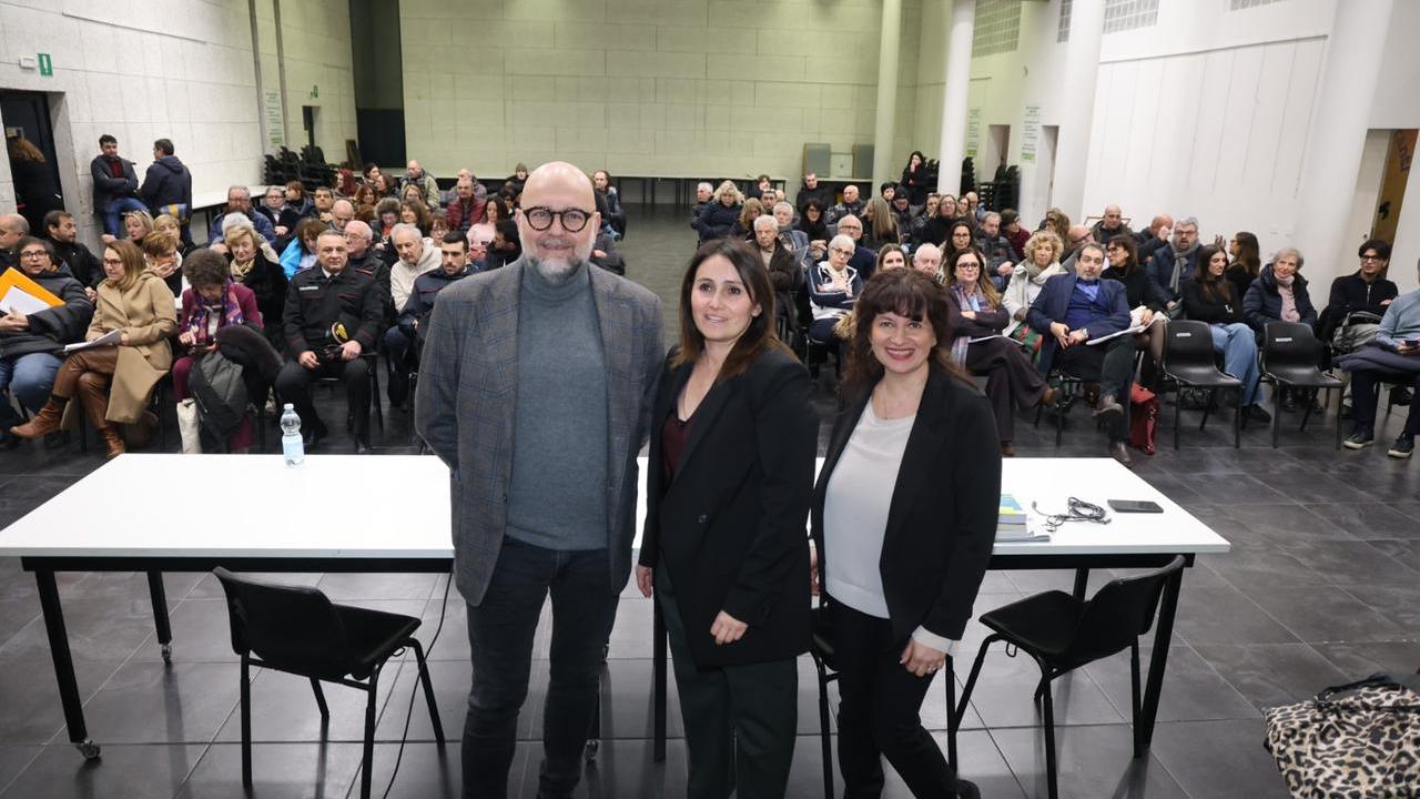 L'assemblea pubblica con il sindaco