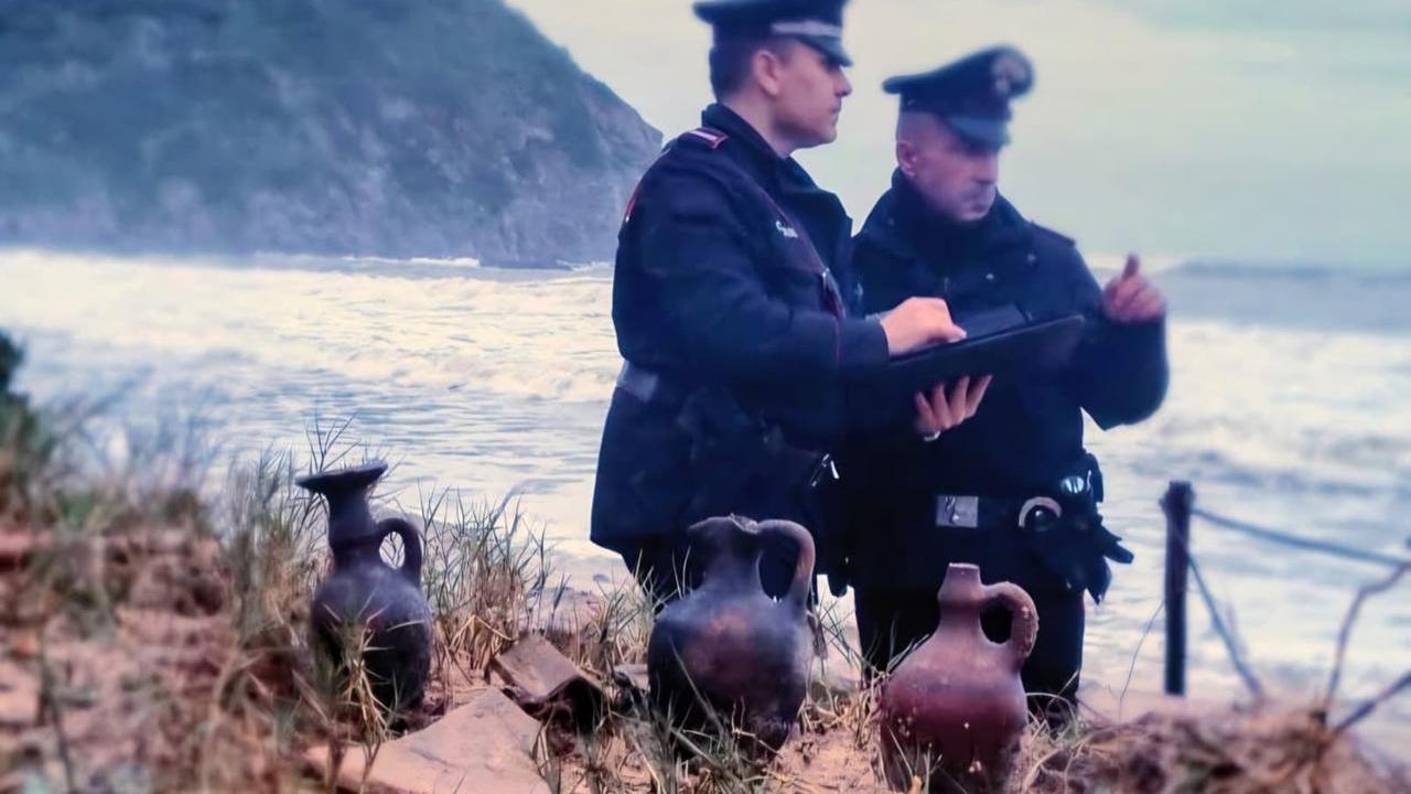 Chia, la mareggiata riporta alla luce due tombe di epoca fenicia