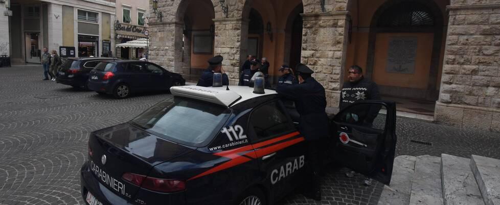 
	Carabinieri di fronte al Comune (foto d'archivio)

