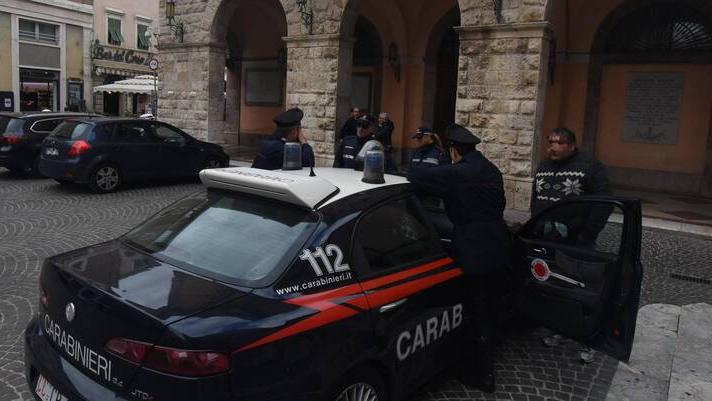 Carabinieri di fronte al Comune (foto d'archivio)