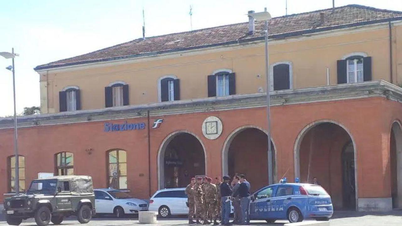 Forze dell'ordine e militari alla stazione