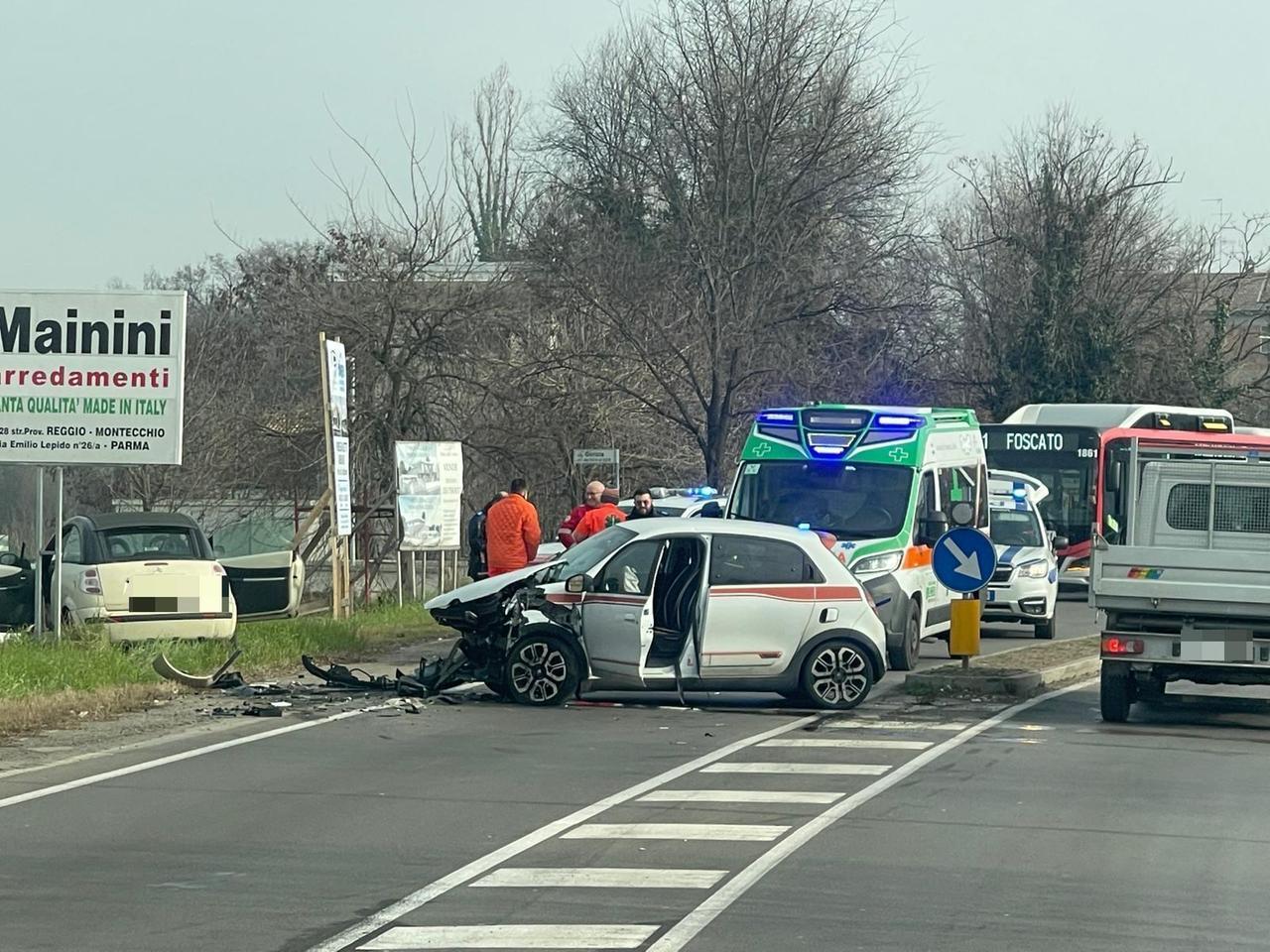 Scontro tra due auto al Foscato: due feriti, traffico in tilt