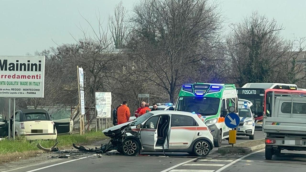 Scontro tra due auto al Foscato: due feriti, traffico in tilt