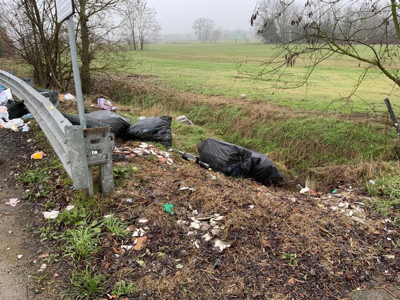 
	Un abbandono di rifiuti accanto alla tangenziale

