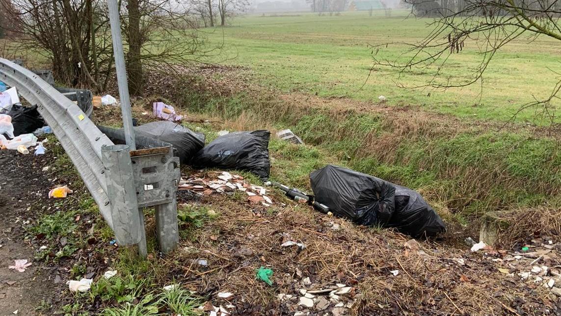 Un abbandono di rifiuti accanto alla tangenziale