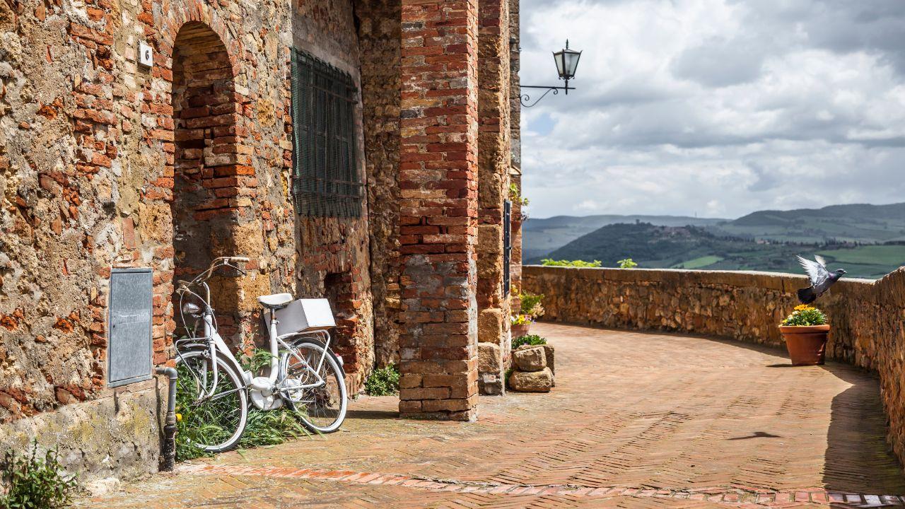 Un tipico borgo toscano (foto d'archivio)