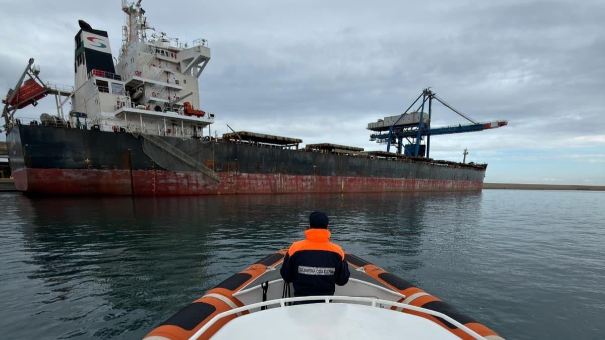 Porto Torres, nave fermata in porto per irregolarità antincendio