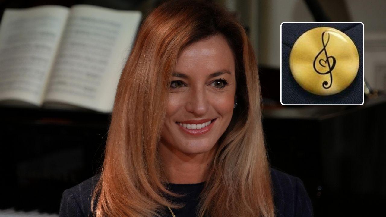 Beatrice Venezi durante la conferenza stampa al Teatro Verdi (foto Stick) e la spilletta gialla di protesta