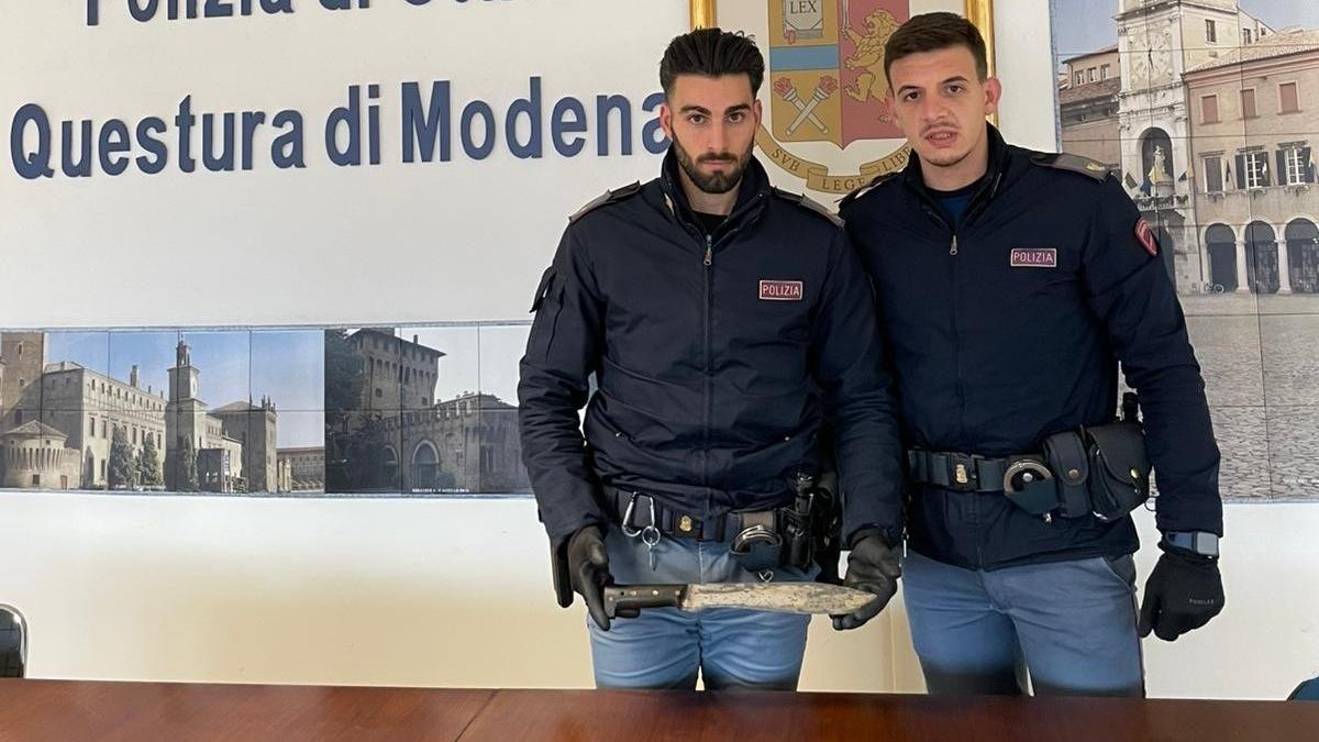 Gli agenti mostrano il machete dell'uomo