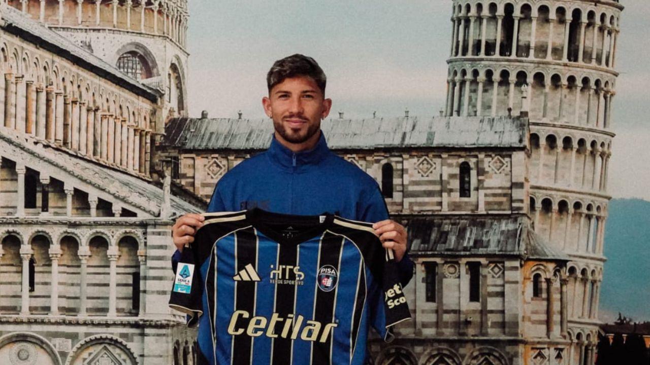 
	Felipe Loyola posa con la maglia del Pisa nella prima foto ufficiale dopo il via libera al suo trasferimento (foto Pisa sporting club)

