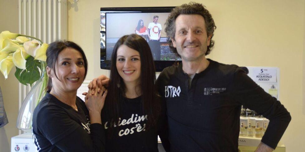 
	Da sx&nbsp;Alice, Valentina e Franco che gestiscono lo storico salone di parrucchieri a Certaldo

