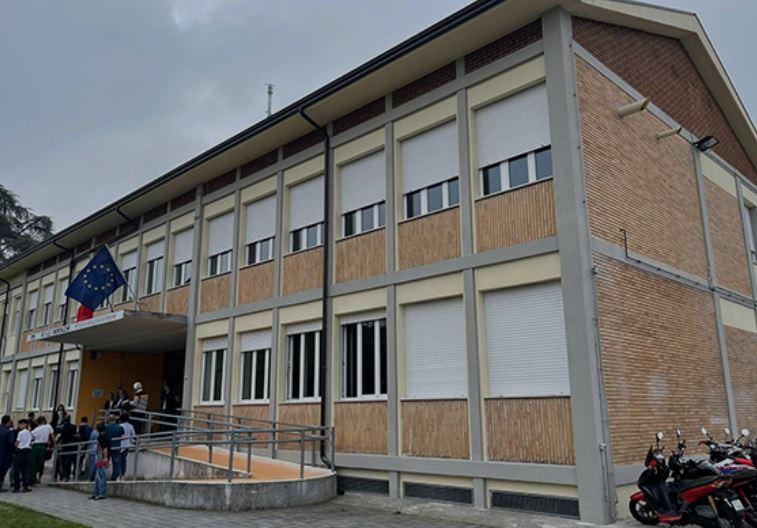 Argenta, spray al peperoncino a scuola. Bomboletta colpita per sbaglio e ragazzi in ospedale
