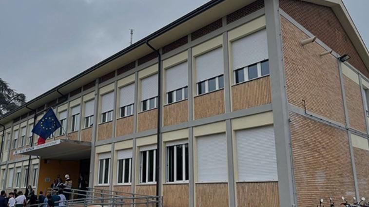 Argenta, spray al peperoncino a scuola. Bomboletta colpita per sbaglio e ragazzi in ospedale