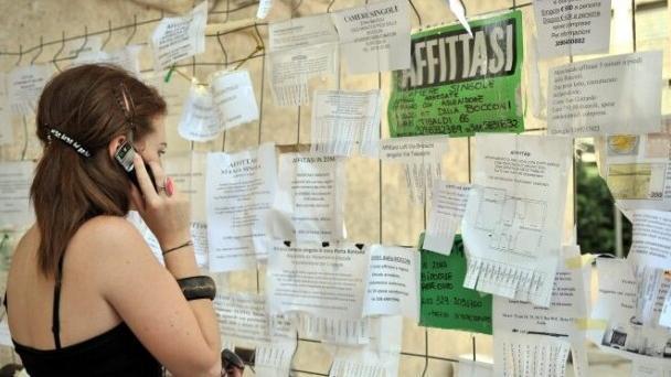 Vignola, stanze in affitto a 800 euro al mese: «Una speculazione inaccettabile»