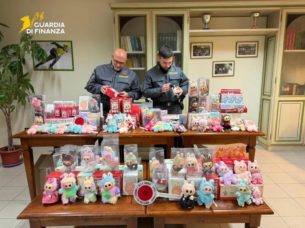 Lucca, sequestrati 235 Labubu falsi