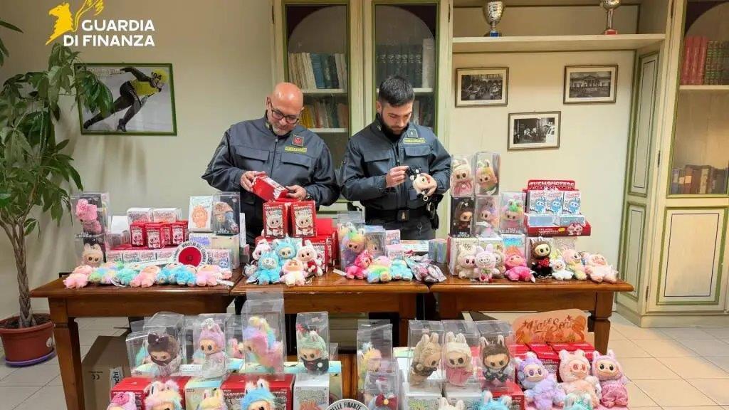 Lucca, sequestrati 235 Labubu falsi