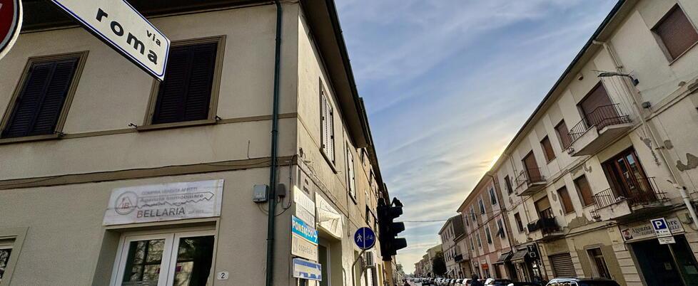 Pontedera, commerciante aggredita con un pugno e rapinata in auto dopo la chiusura del negozio