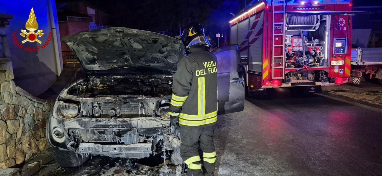 Un furgone e due auto a fuoco nella notte, indagini in corso: incendi di probabile origine dolosa