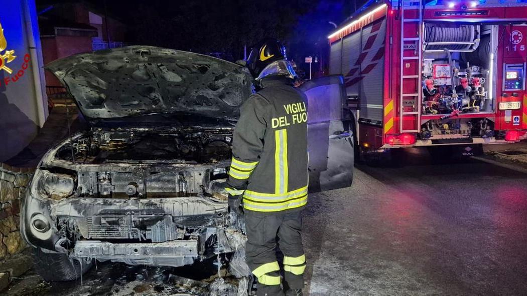 Un furgone e due auto a fuoco nella notte, indagini in corso: incendi di probabile origine dolosa