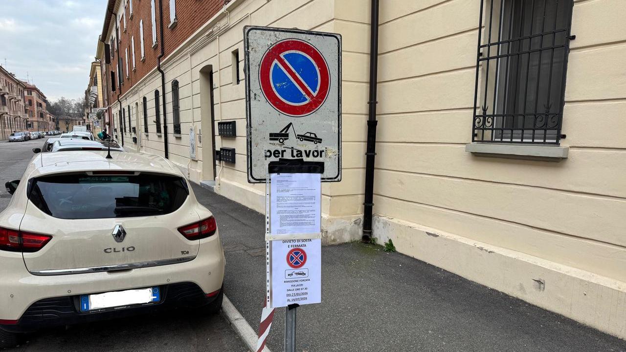 Ferrara, in via Fiume niente parcheggio fino a metà luglio