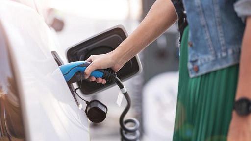 Mobilità del futuro, nell’isola un hub dedicato alle auto elettriche e ibride