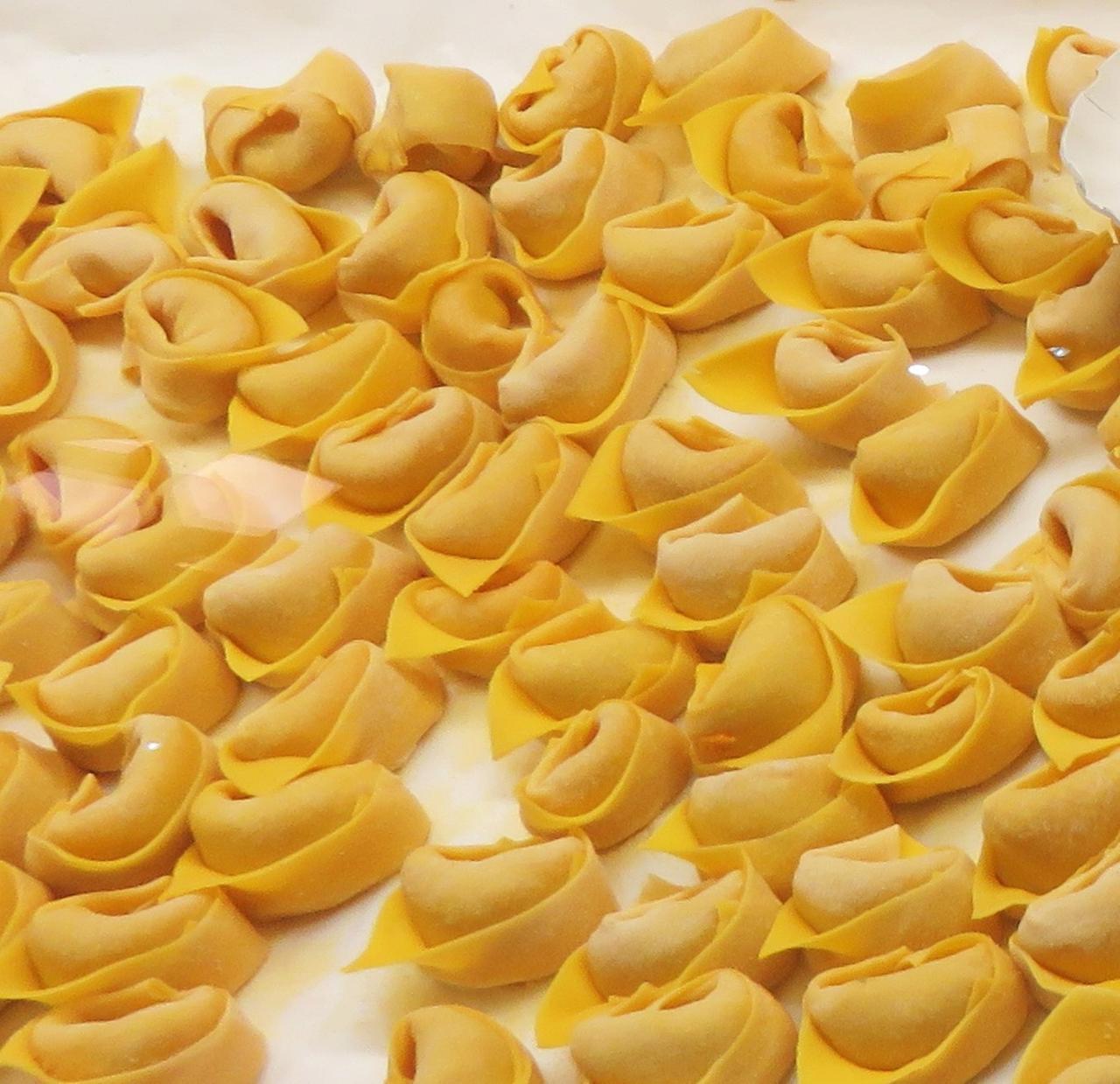 Rubano tortelli e cappelletti surgelati al Conad di Bibbiano: denunciate due donne