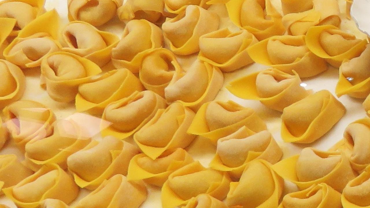 Rubano tortelli e cappelletti surgelati al Conad di Bibbiano: denunciate due donne