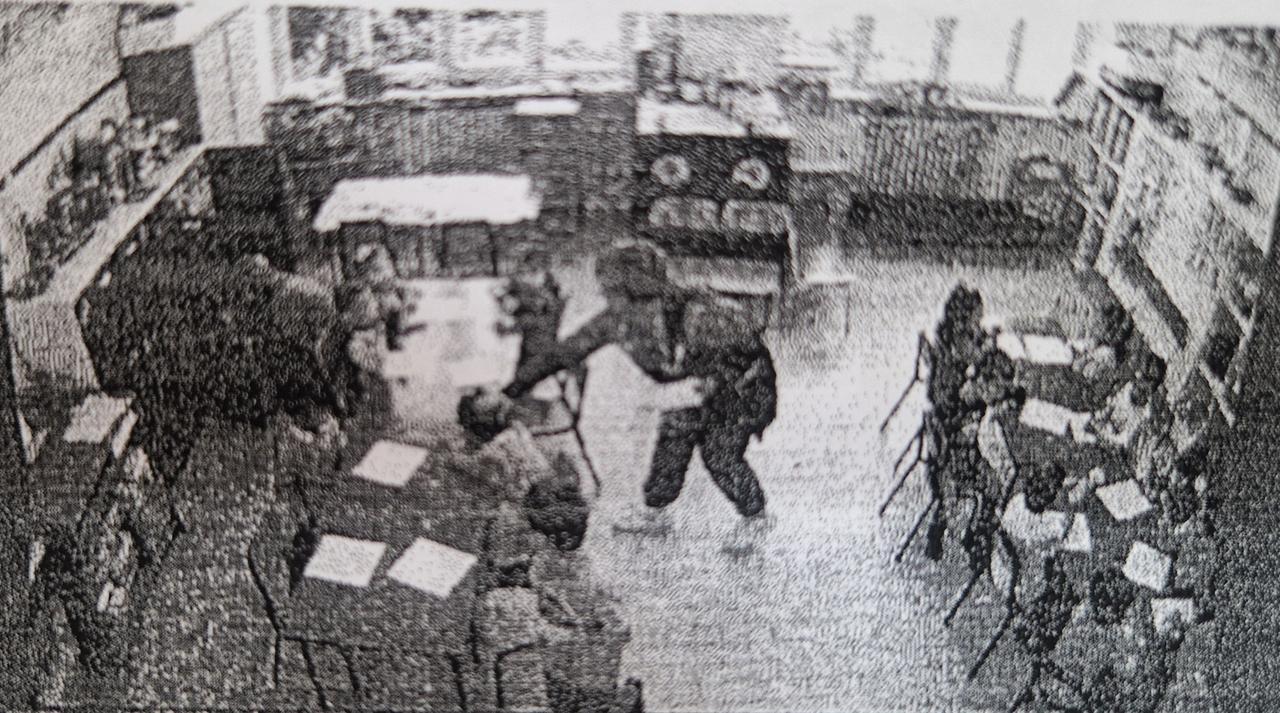 Calci alle gambe e colpi sulla testa ai bimbi dell’asilo di Sassari. La maestra: «Mai fatto del male, in classe situazione difficile»