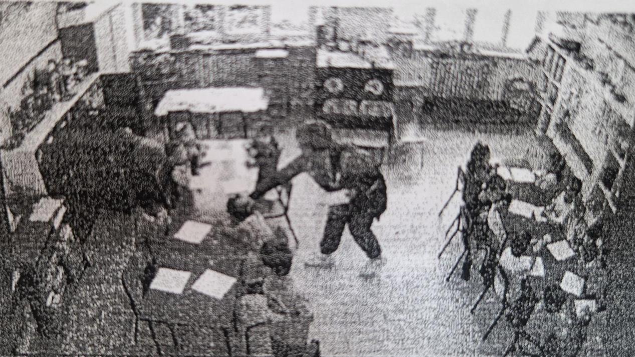 Calci alle gambe e colpi sulla testa ai bimbi dell’asilo di Sassari. La maestra: «Mai fatto del male, in classe situazione difficile»