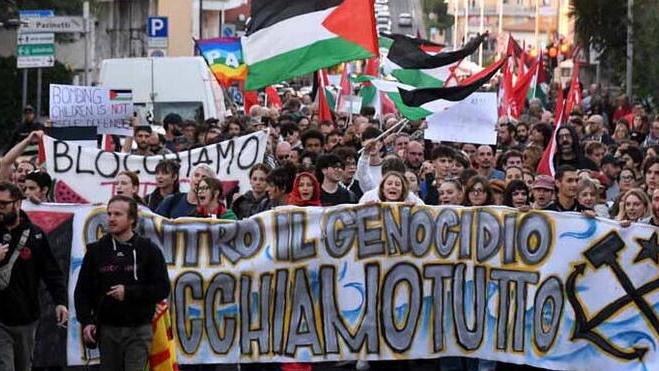 Un momento della manifestazione a Massa del 3 ottobre 2025