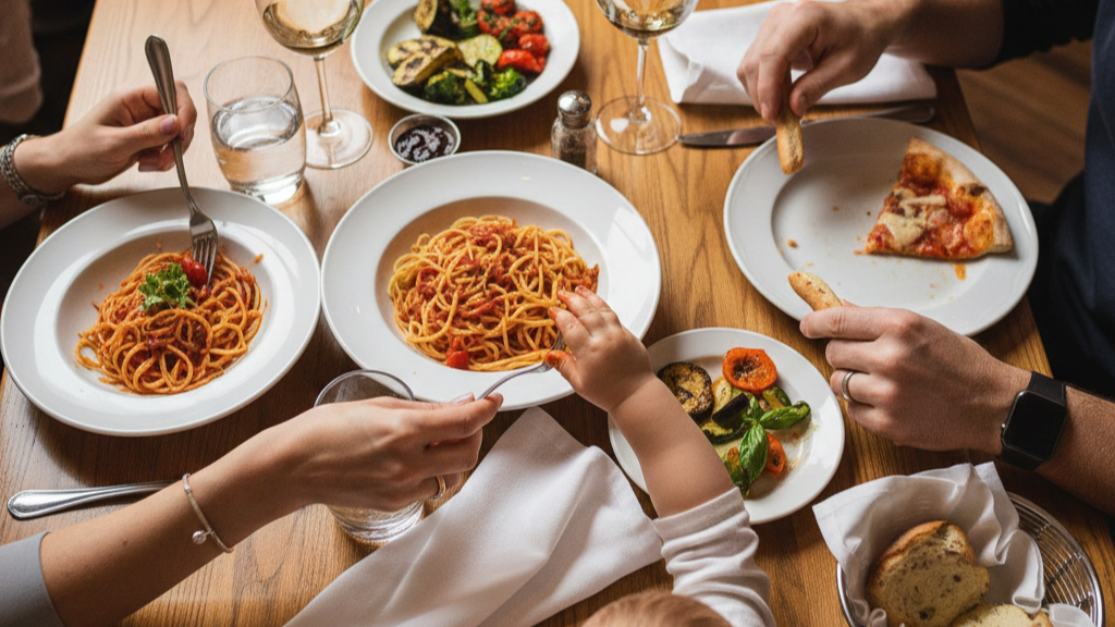 Rimproverano il figlio di due anni al ristorante, quattro clienti picchiano i genitori con calci e pugni