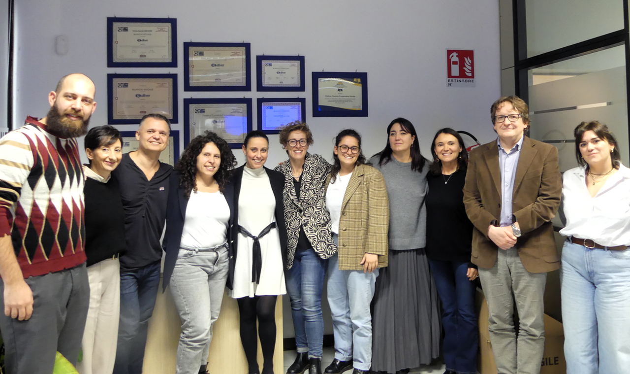 
	Marta Puviani (al centro) con il Cda di Gulliver

