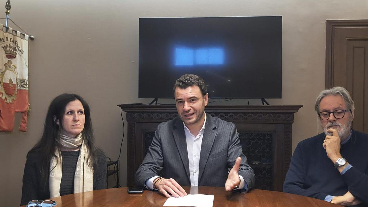 Da sinistra l'avvocato Chiara Donadon (avvocatura civica), il sindaco Giordano Del Chiaro e l'avvocato Giuseppe Toscano