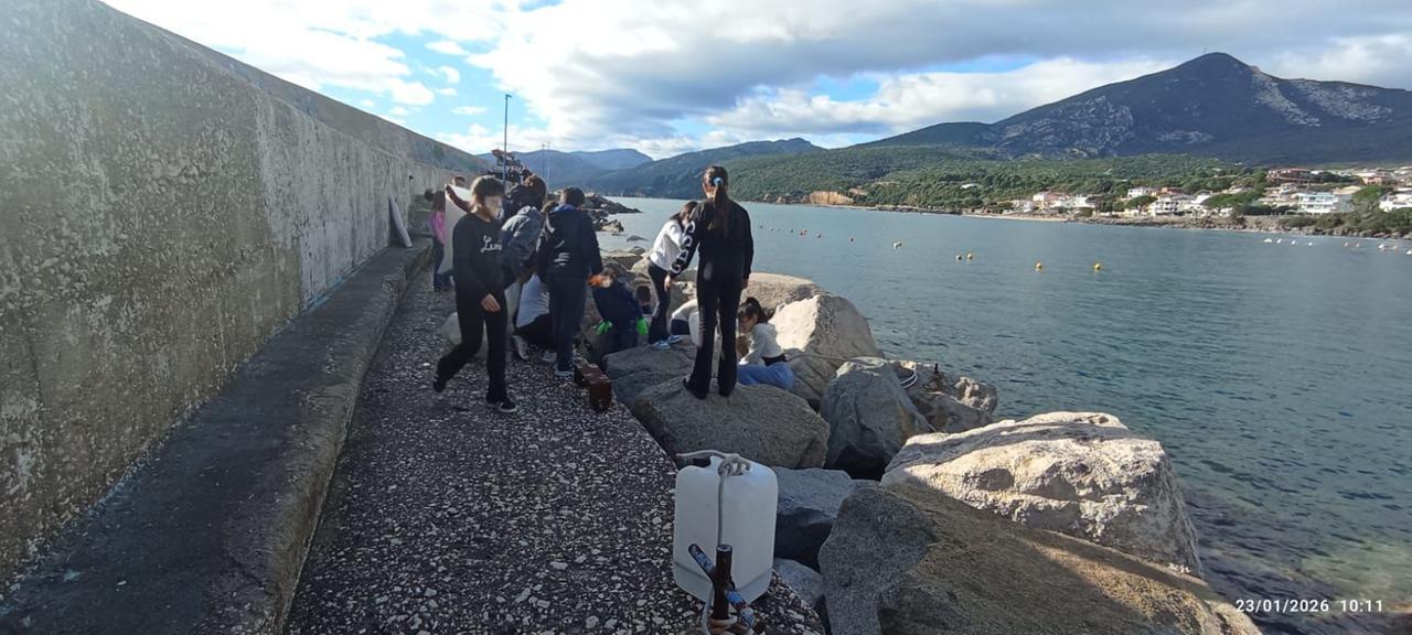 Cala Gonone, invasione di plastica dopo la mareggiata: 100 volontari ripuliscono le coste