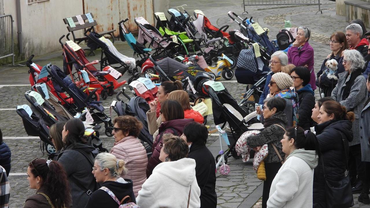 La "rivolta dei passeggini" nell'Oristanese (foto di Francesco Pinna)
