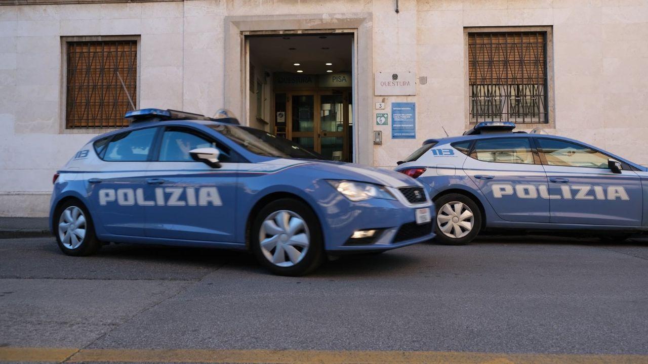 
	Gli agenti di fronte alla questura

