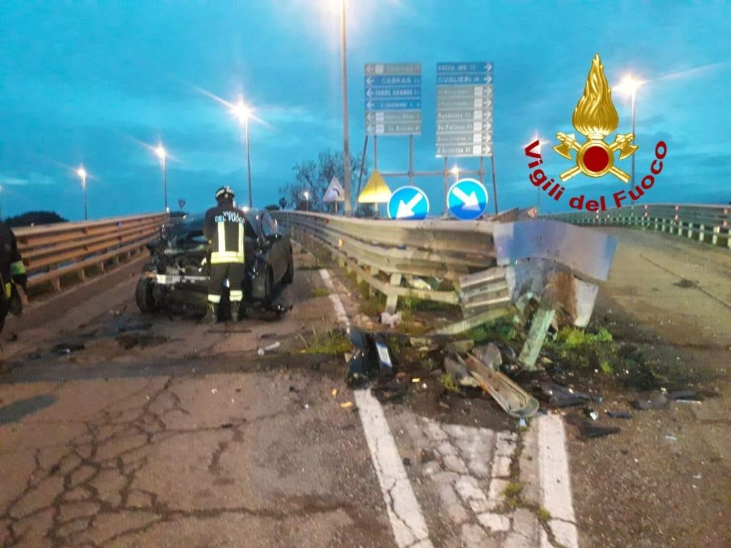 Perde il controllo dell’auto e distrugge il guardrail