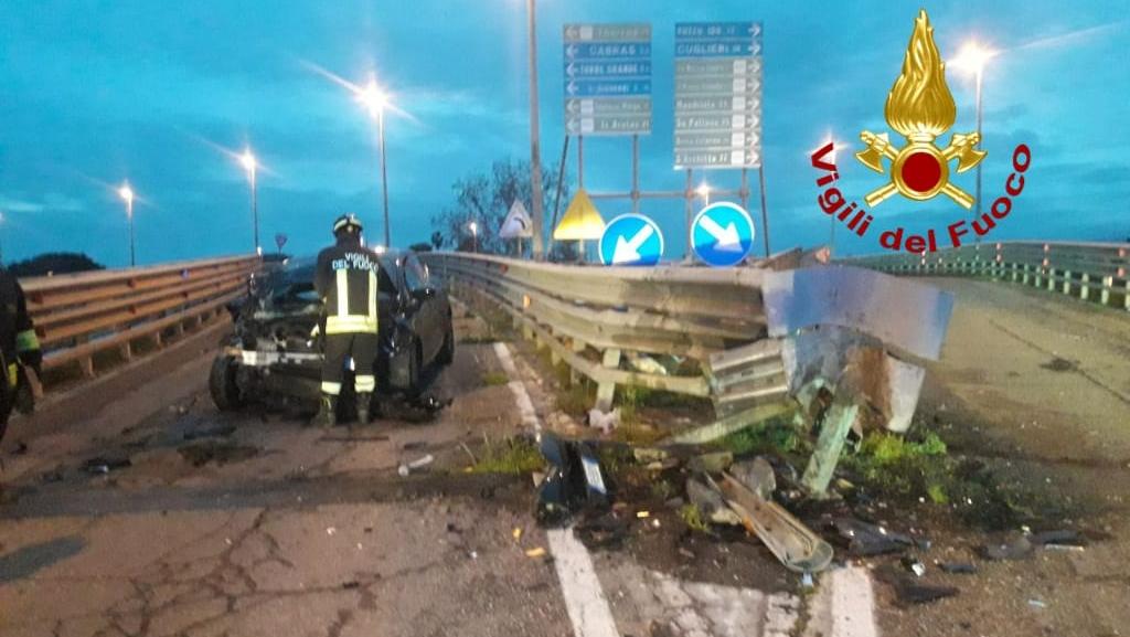 Perde il controllo dell’auto e distrugge il guardrail