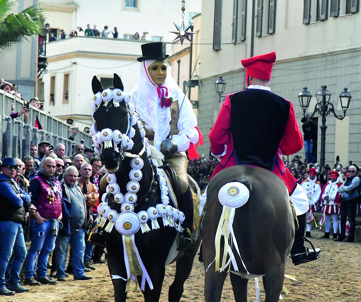 Caschetti obbligatori alla Sartiglia, il Comune chiede un parere legale