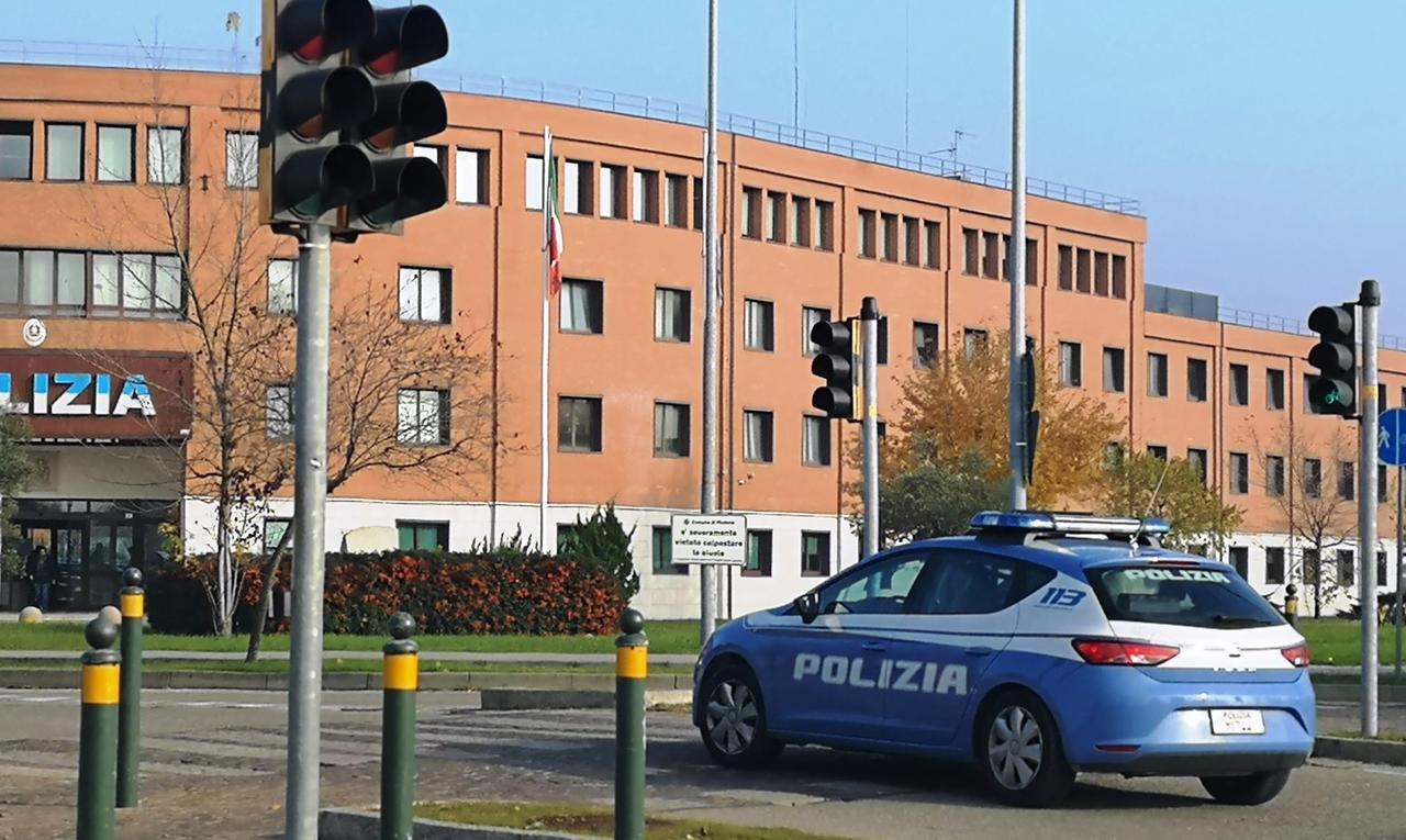 Paga solo un succo alla cassa fai da te e scappa coi superalcolici: bloccato da un agente che fa la spesa