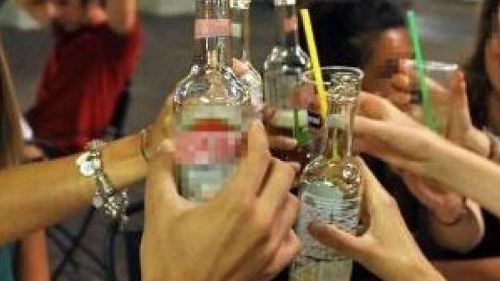 Droghe, azzardo e tanto alcol: vizi da adulti tra i nostri giovani<br type="_moz" />