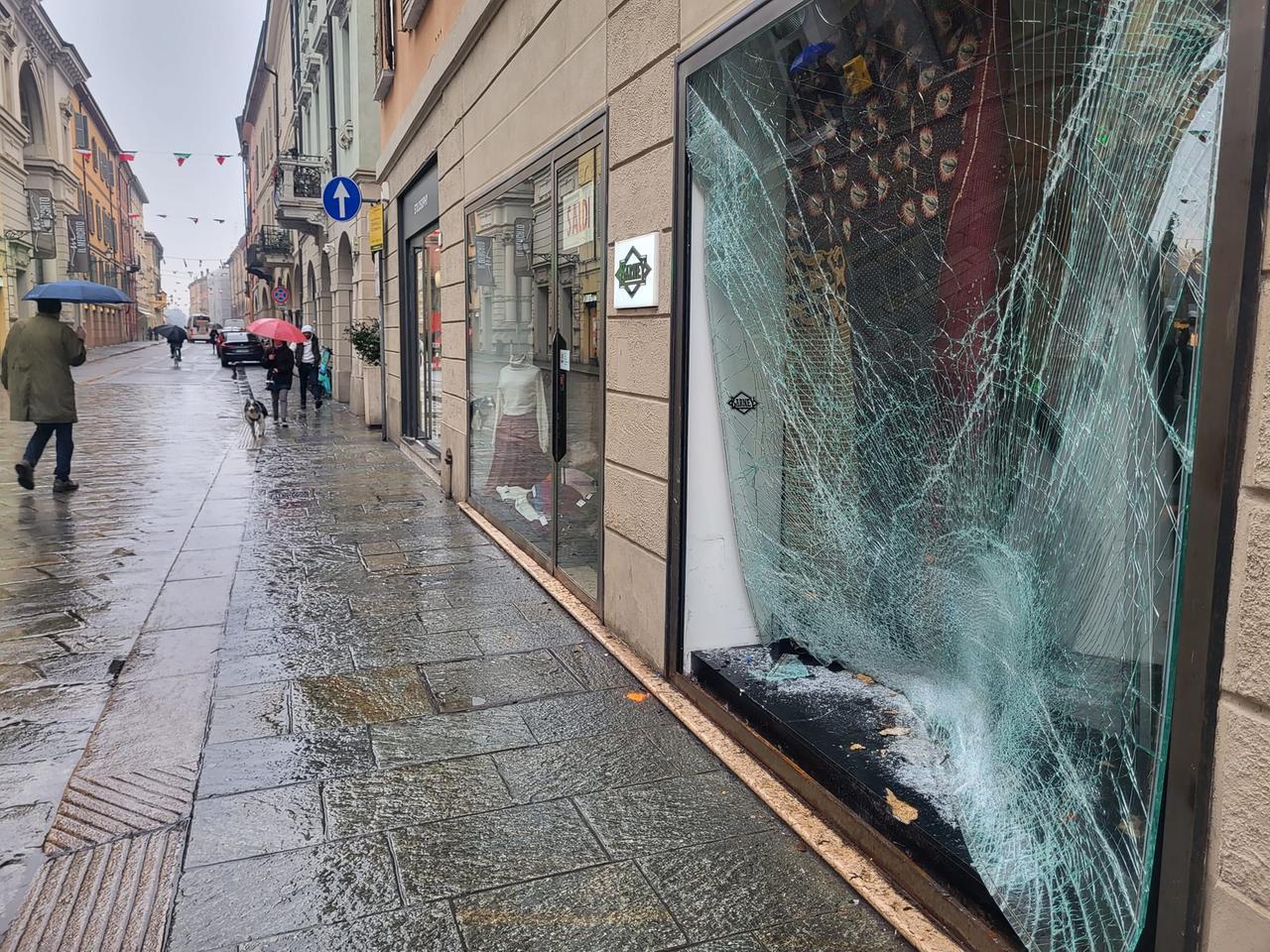 Perde il controllo dell’auto e distrugge una vetrina in centro storico