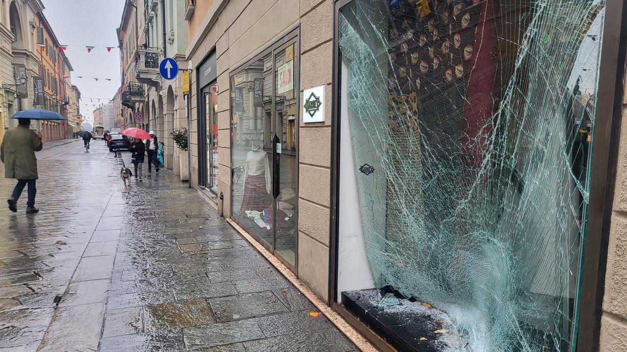 Perde il controllo dell’auto e distrugge una vetrina in centro storico