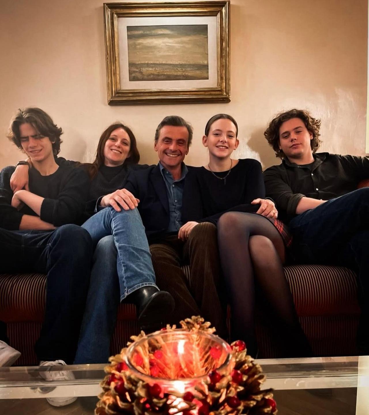 
	Carlo Calenda con la famiglia


